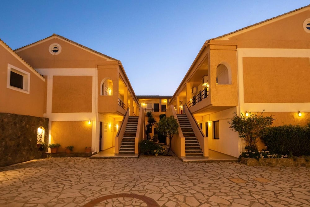 Hotel Rossis — Hotel building in Moraitika, Ionian Islands