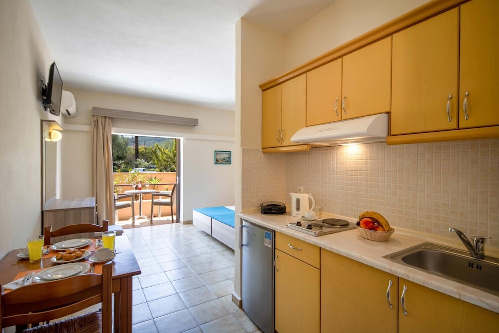 Hotel Rossis — Hotel rooms in Moraitika, Ionian Islands