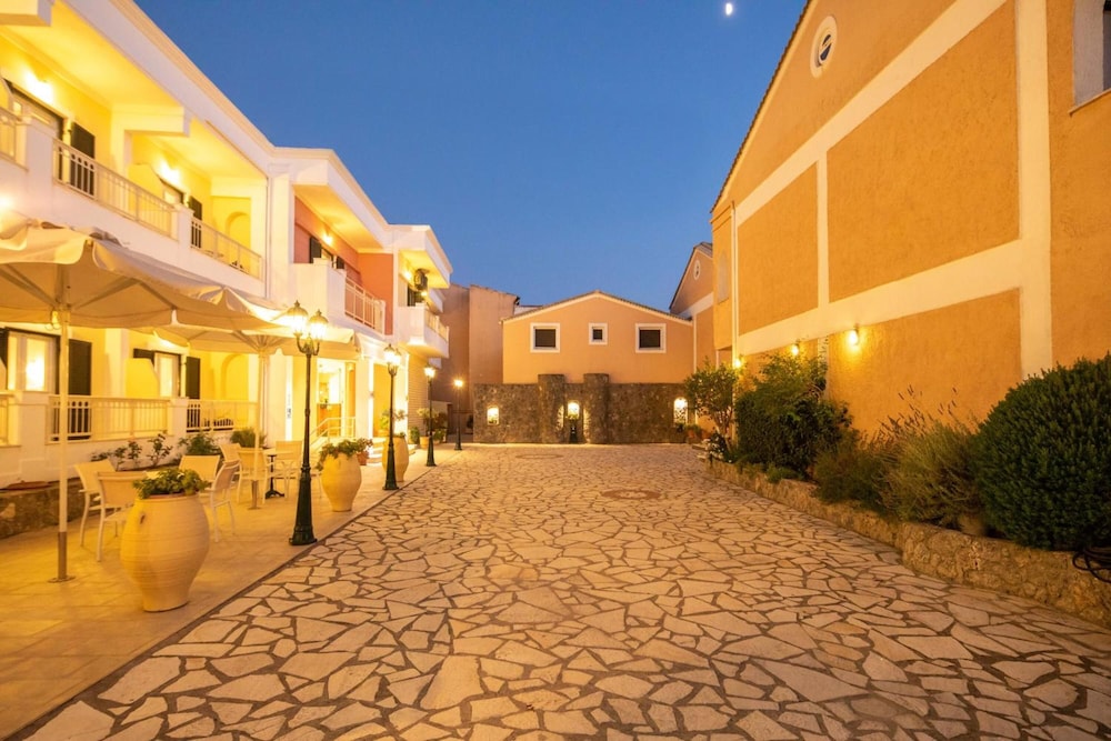 Hotel Rossis — Hotel building in Moraitika, Ionian Islands