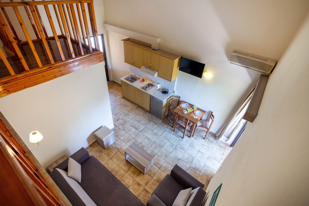 Hotel Rossis — Hotel rooms in Moraitika, Ionian Islands