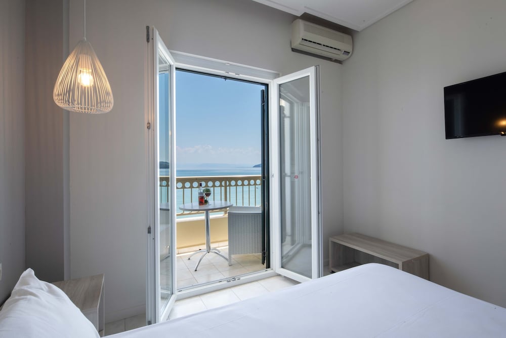 Hotel Rossis — Hotel rooms in Moraitika, Ionian Islands