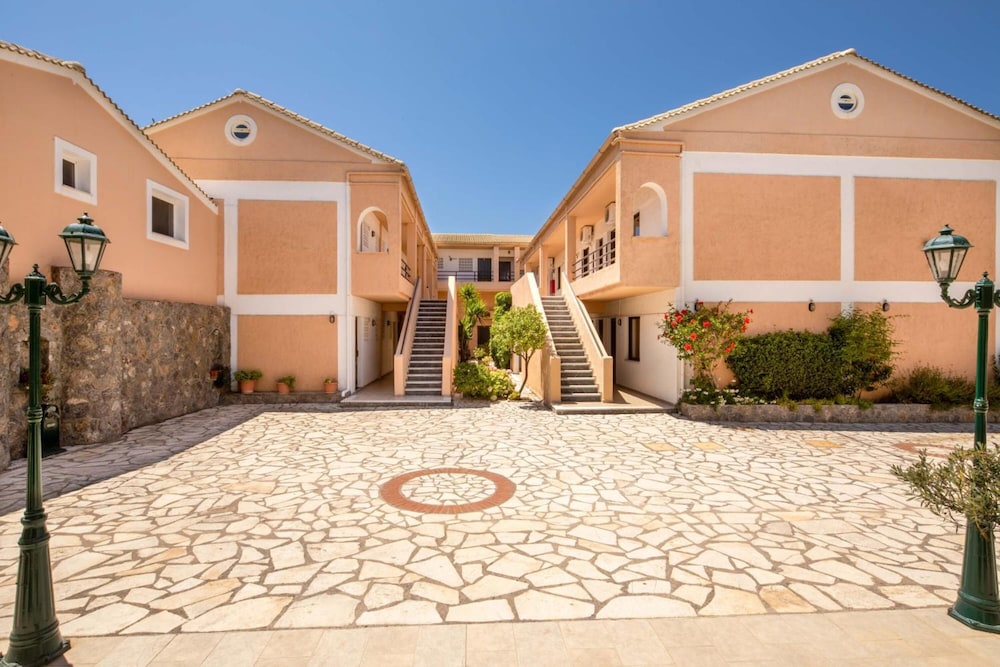 Hotel Rossis — Hotel building in Moraitika, Ionian Islands
