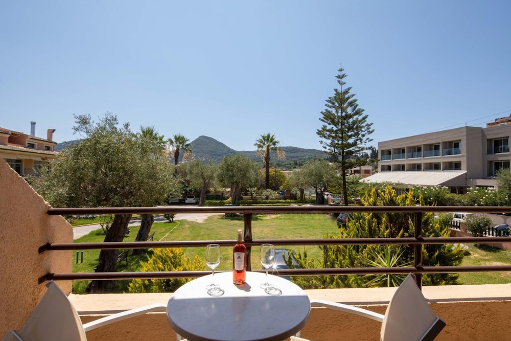Hotel Rossis — Hotel rooms in Moraitika, Ionian Islands