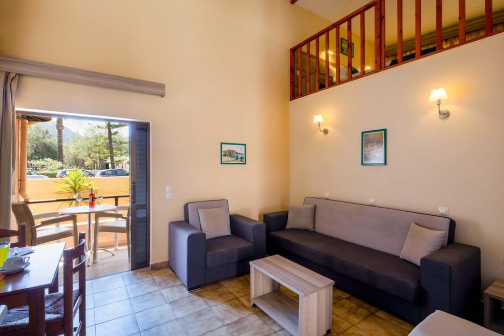 Hotel Rossis — Hotel rooms in Moraitika, Ionian Islands