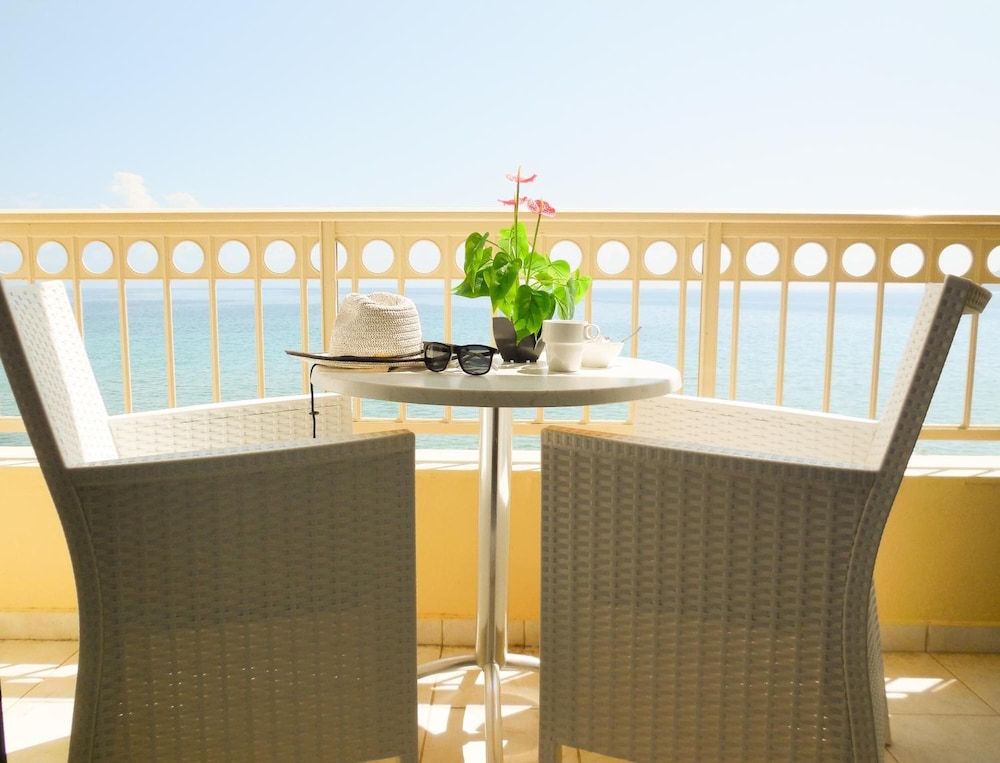 Hotel Rossis — Hotel rooms in Moraitika, Ionian Islands