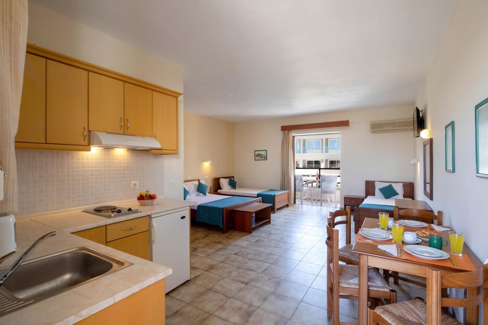 Hotel Rossis — Hotel rooms in Moraitika, Ionian Islands