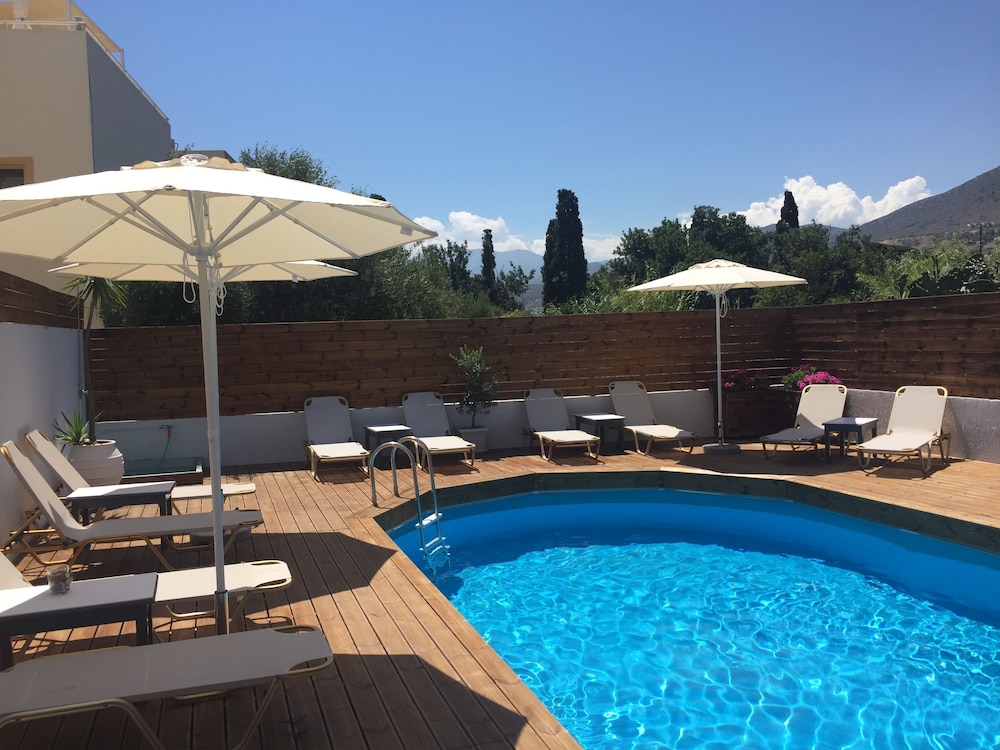City Pearl — Swimming pool in Hersonissos