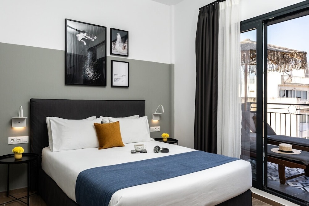 Play Theatrou, a member of Brown Hotels — Hotel rooms in Athens, Attica