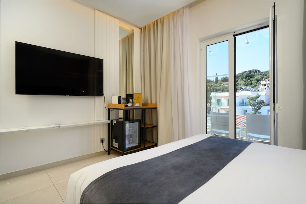 Ray Hotel Corfu — Hotel rooms in Perama (Corfu), Ionian Islands