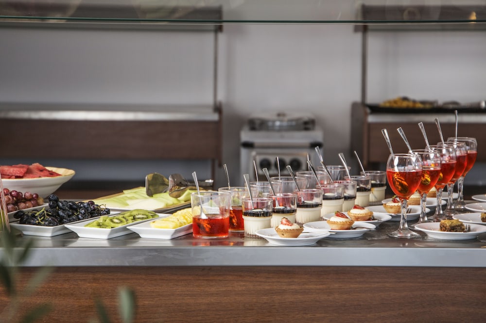 Ray Hotel Corfu — Restaurant & bars in Perama (Corfu), Ionian Islands