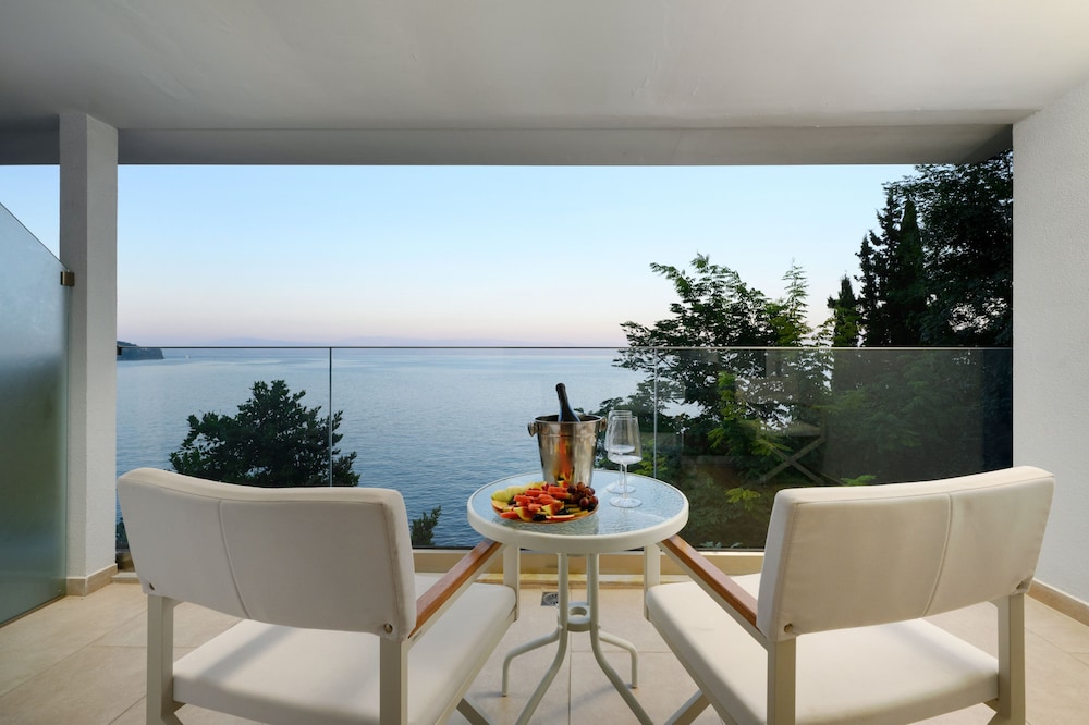 Ray Hotel Corfu — Hotel rooms in Perama (Corfu), Ionian Islands