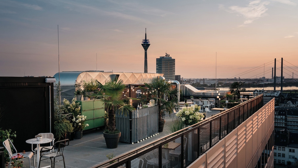 Ruby Luna Hotel Dusseldorf by IHG — Restaurant & bars in Düsseldorf, North Rhine-Westphalia