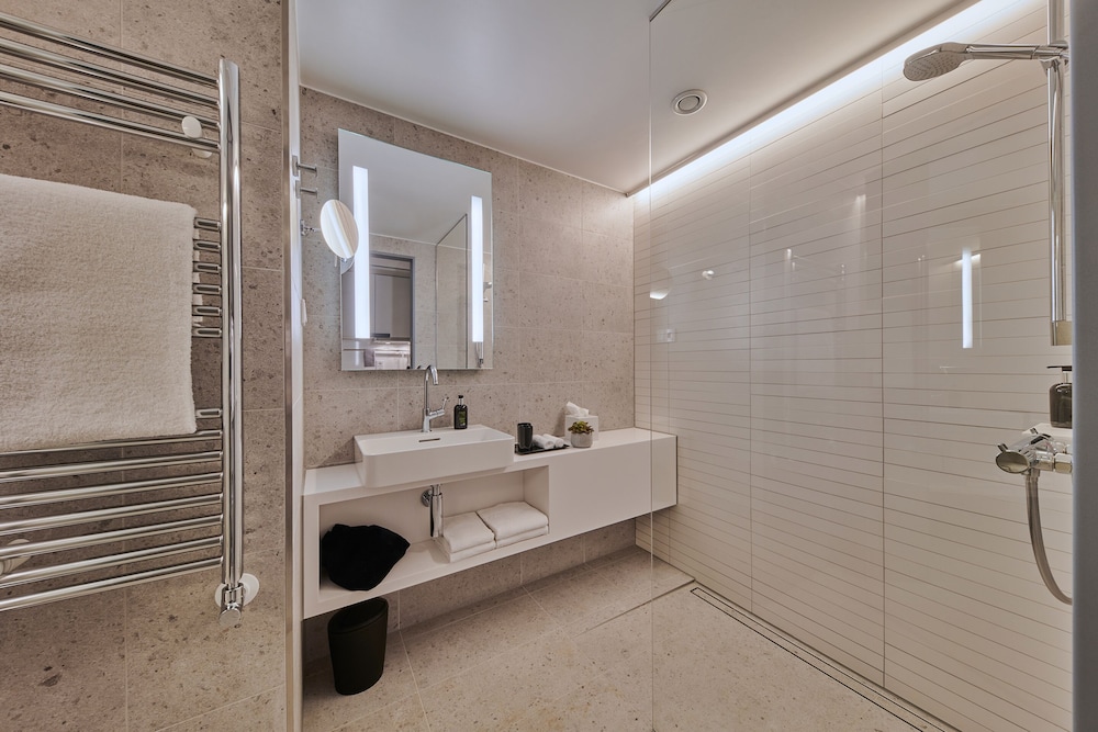 Adina Apartment Hotel Cologne — Hotel rooms in Cologne, North Rhine-Westphalia