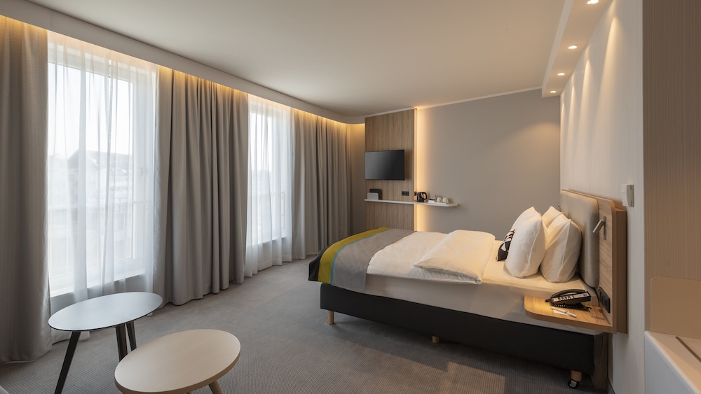 Holiday Inn Express Düsseldorf – Hauptbahnhof by IHG — Hotel rooms in Düsseldorf, North Rhine-Westphalia