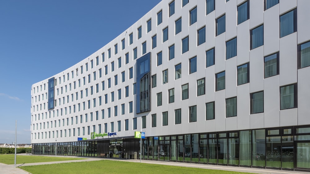 Holiday Inn Express Düsseldorf – Hauptbahnhof by IHG — Hotel building in Düsseldorf, North Rhine-Westphalia