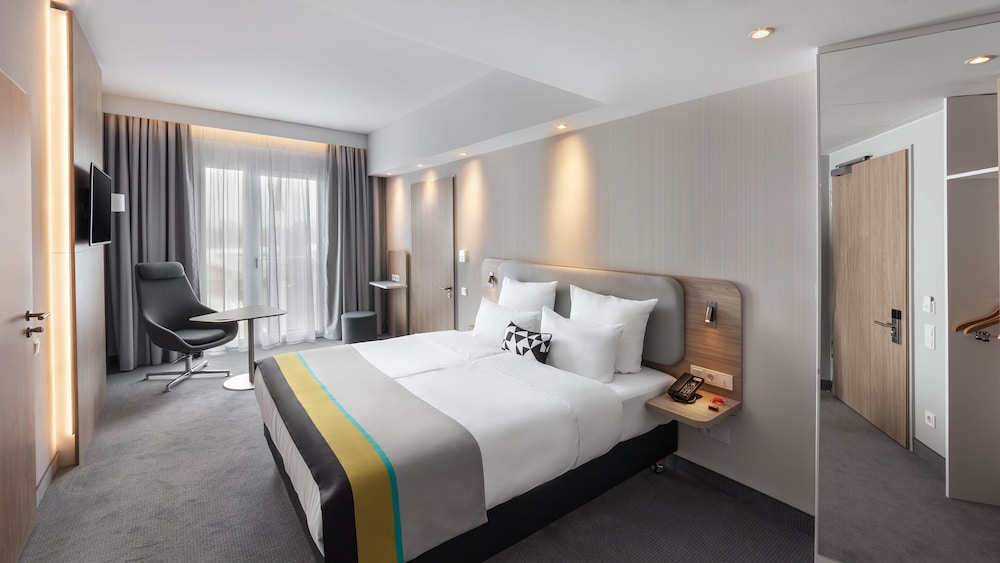 Holiday Inn Express Düsseldorf – Hauptbahnhof by IHG — Hotel rooms in Düsseldorf, North Rhine-Westphalia