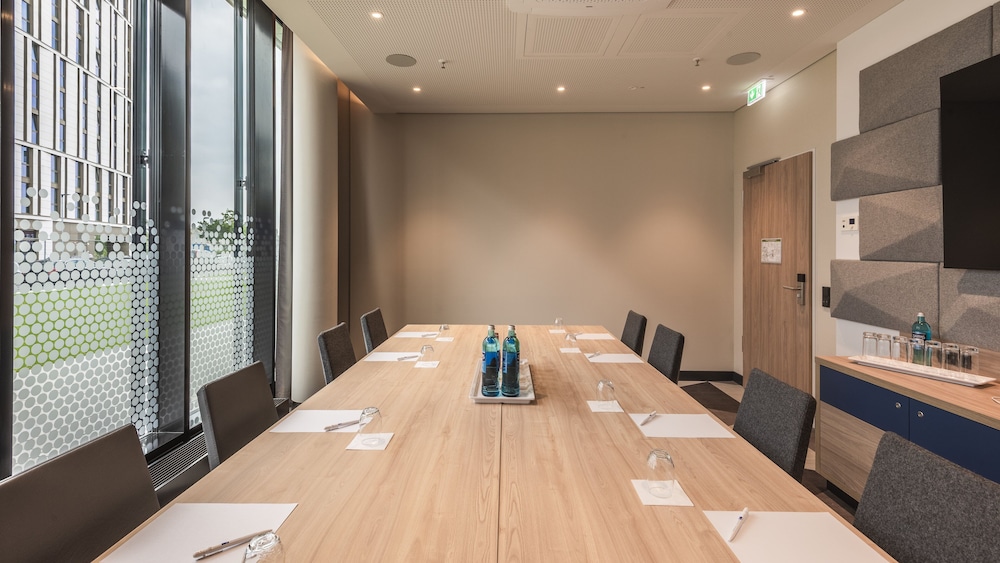 Holiday Inn Express Düsseldorf – Hauptbahnhof by IHG — Hotel building in Düsseldorf, North Rhine-Westphalia