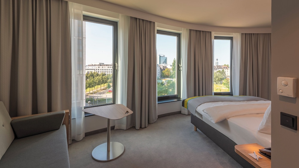 Holiday Inn Express Düsseldorf – Hauptbahnhof by IHG — Hotel rooms in Düsseldorf, North Rhine-Westphalia