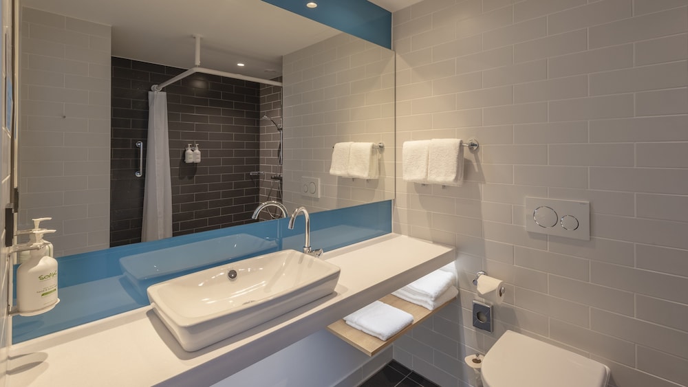 Holiday Inn Express Düsseldorf – Hauptbahnhof by IHG — Hotel rooms in Düsseldorf, North Rhine-Westphalia