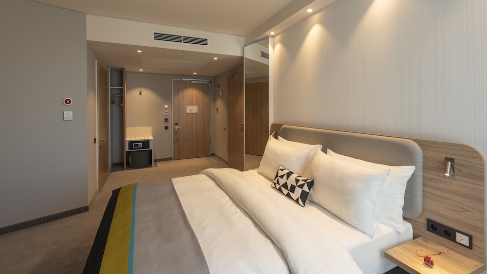 Holiday Inn Express Düsseldorf – Hauptbahnhof by IHG — Hotel rooms in Düsseldorf, North Rhine-Westphalia