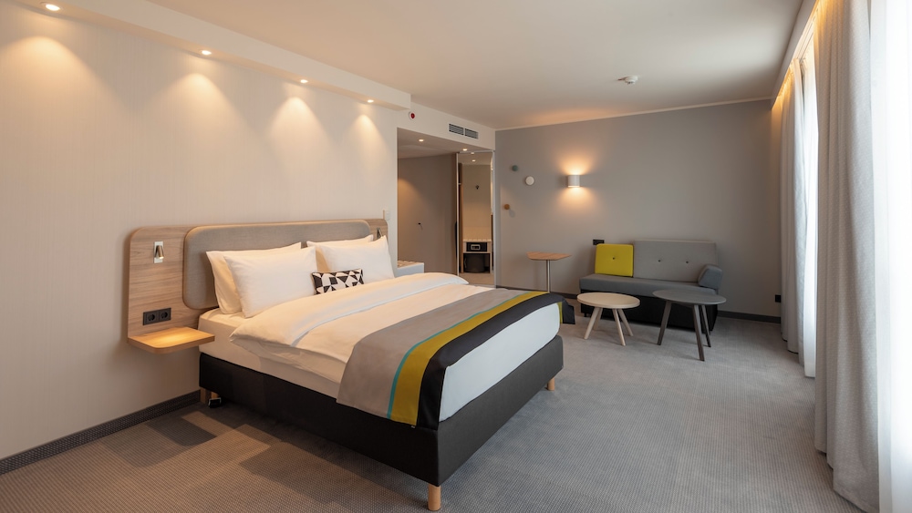 Holiday Inn Express Düsseldorf – Hauptbahnhof by IHG — Hotel rooms in Düsseldorf, North Rhine-Westphalia
