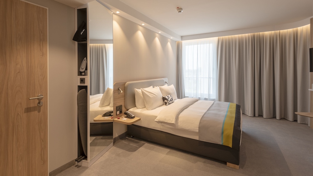 Holiday Inn Express Düsseldorf – Hauptbahnhof by IHG — Hotel rooms in Düsseldorf, North Rhine-Westphalia