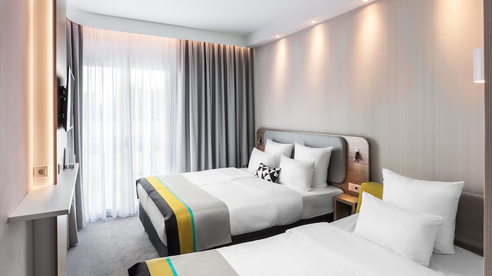 Holiday Inn Express Düsseldorf – Hauptbahnhof by IHG — Hotel rooms in Düsseldorf, North Rhine-Westphalia