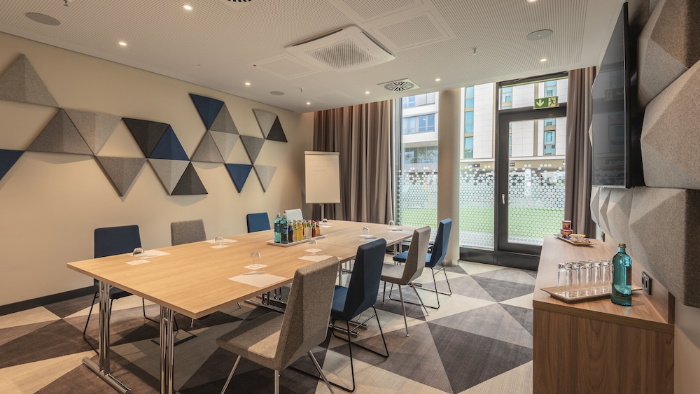 Holiday Inn Express Düsseldorf – Hauptbahnhof by IHG — Hotel rooms in Düsseldorf, North Rhine-Westphalia