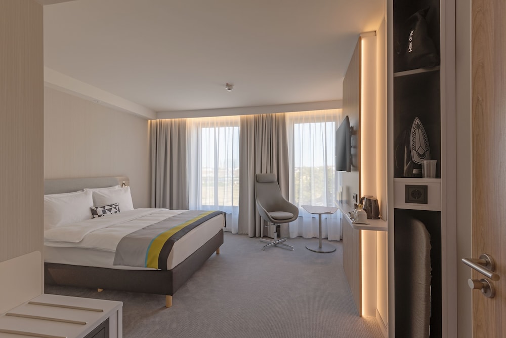 Holiday Inn Express Düsseldorf – Hauptbahnhof by IHG — Hotel rooms in Düsseldorf, North Rhine-Westphalia
