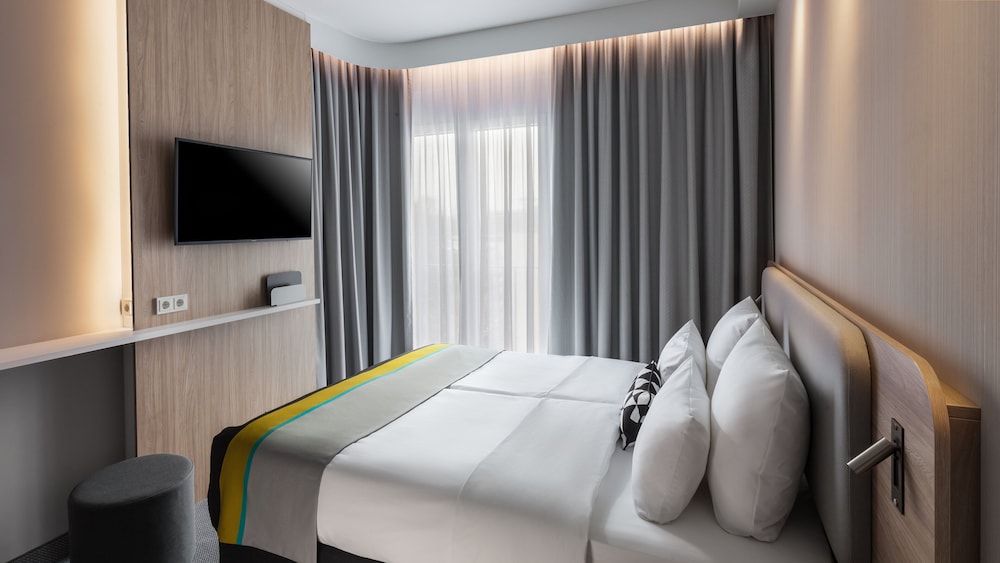 Holiday Inn Express Düsseldorf – Hauptbahnhof by IHG — Hotel rooms in Düsseldorf, North Rhine-Westphalia