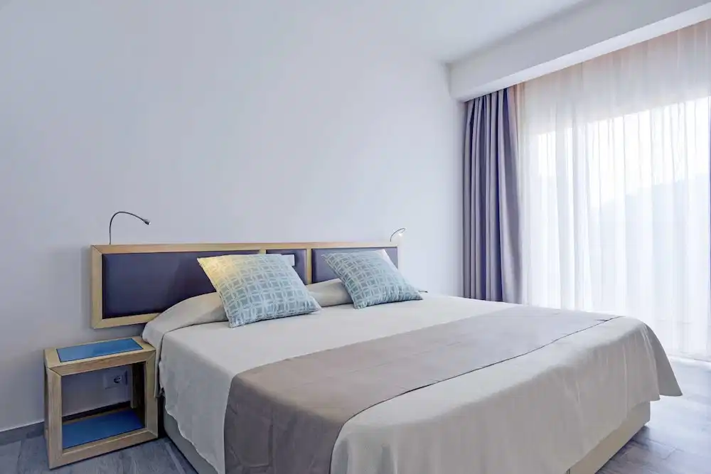 Hotel Baia Di Conte — Hotel rooms in Alghero, Sardinia