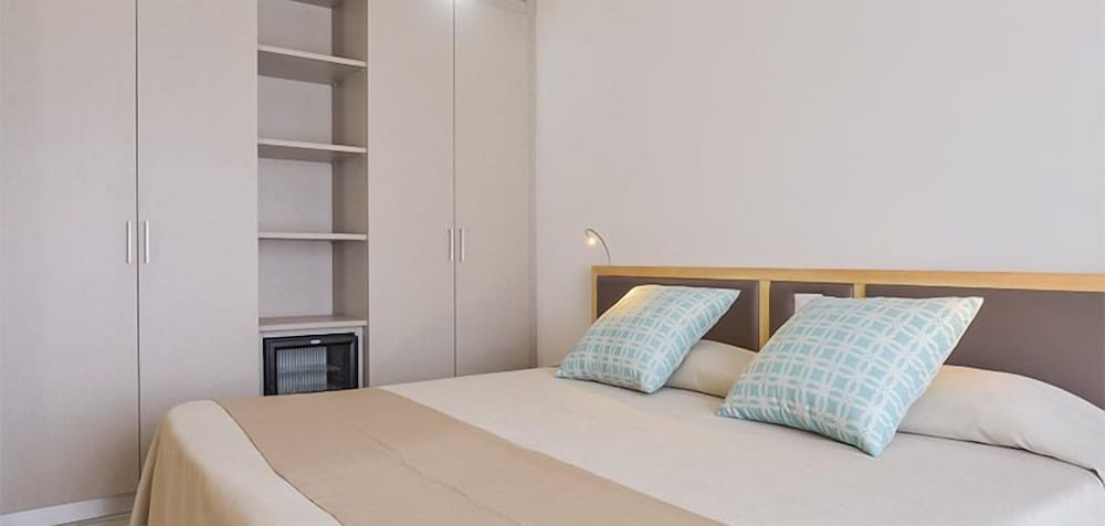 Hotel Baia Di Conte — Hotel rooms in Alghero, Sardinia