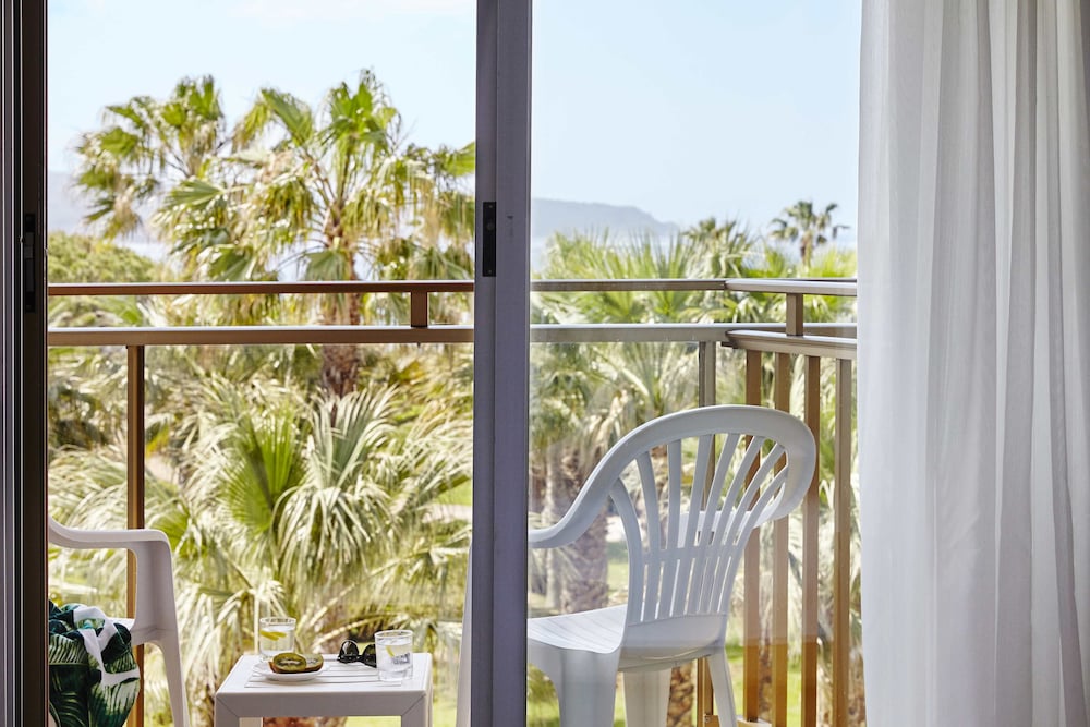 Hotel Baia Di Conte — Hotel rooms in Alghero, Sardinia