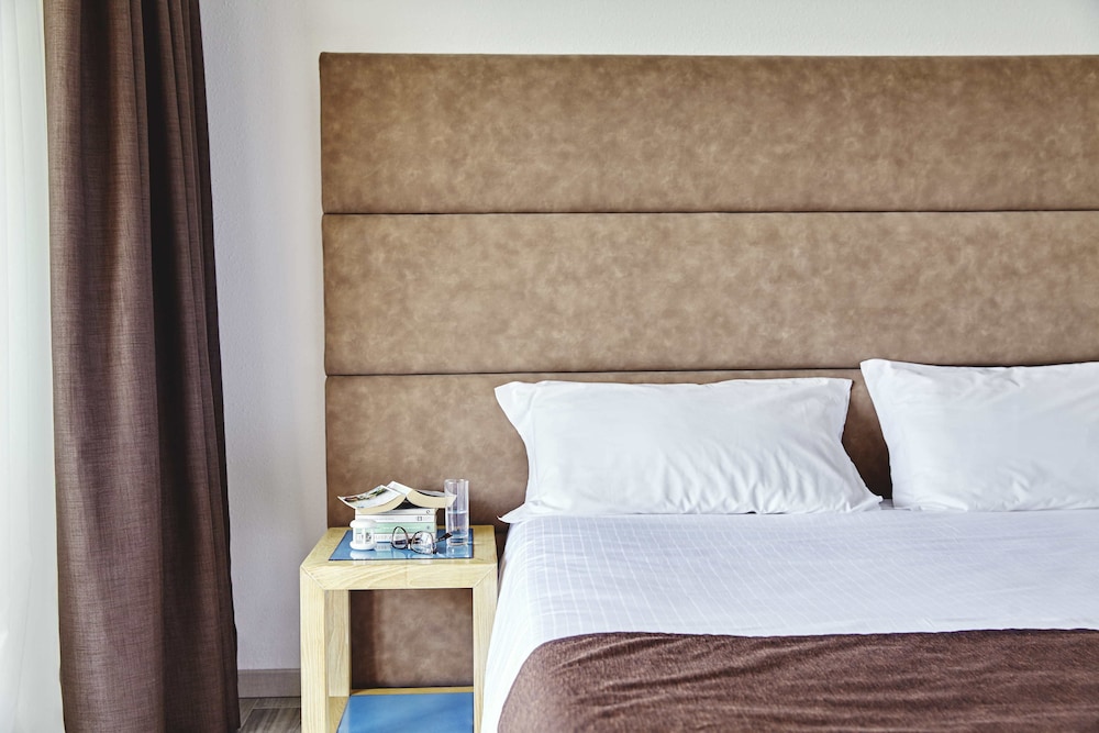 Hotel Baia Di Conte — Hotel rooms in Alghero, Sardinia