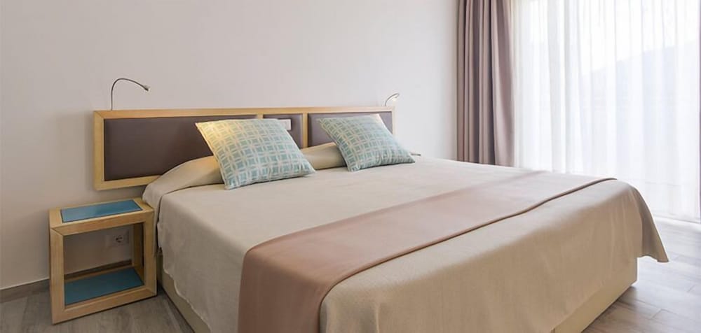 Hotel Baia Di Conte — Hotel rooms in Alghero, Sardinia