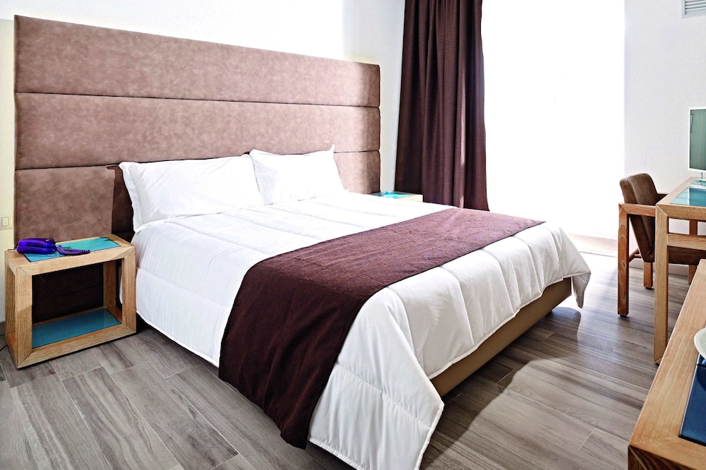 Hotel Baia Di Conte — Hotel rooms in Alghero, Sardinia