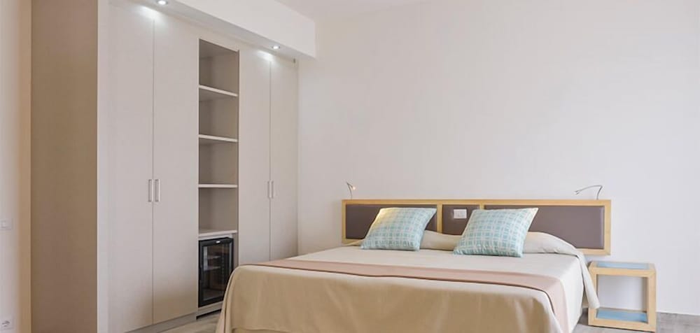 Hotel Baia Di Conte — Hotel rooms in Alghero, Sardinia