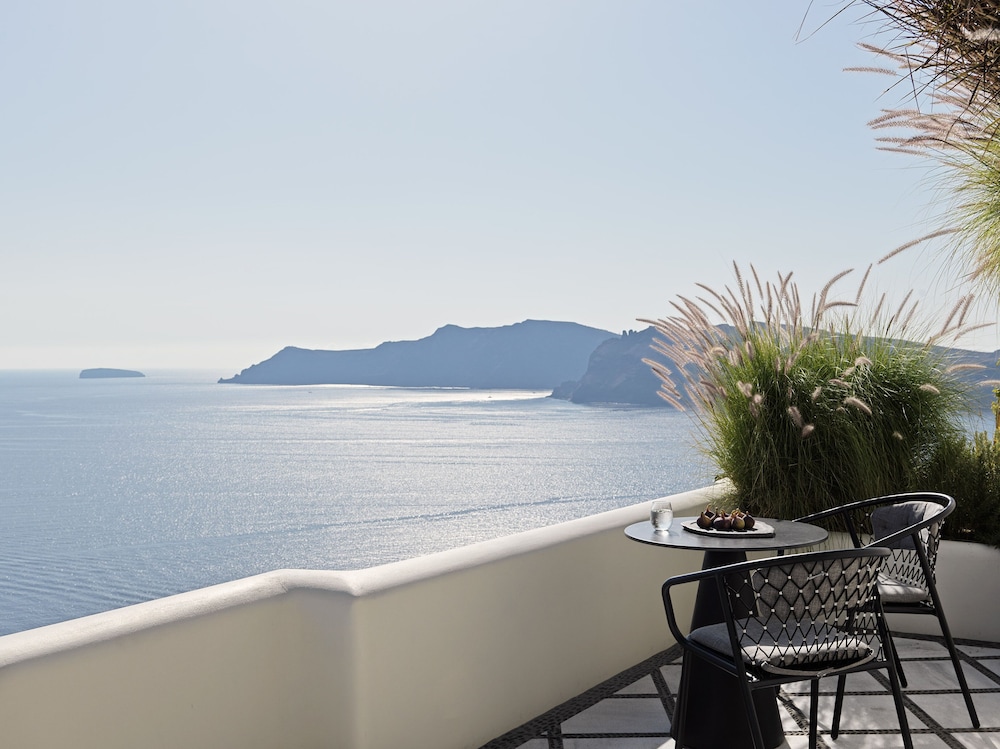 Canaves Oia Suites - Small Luxury Hotels of the World — Hotel rooms in Oia, South Aegean