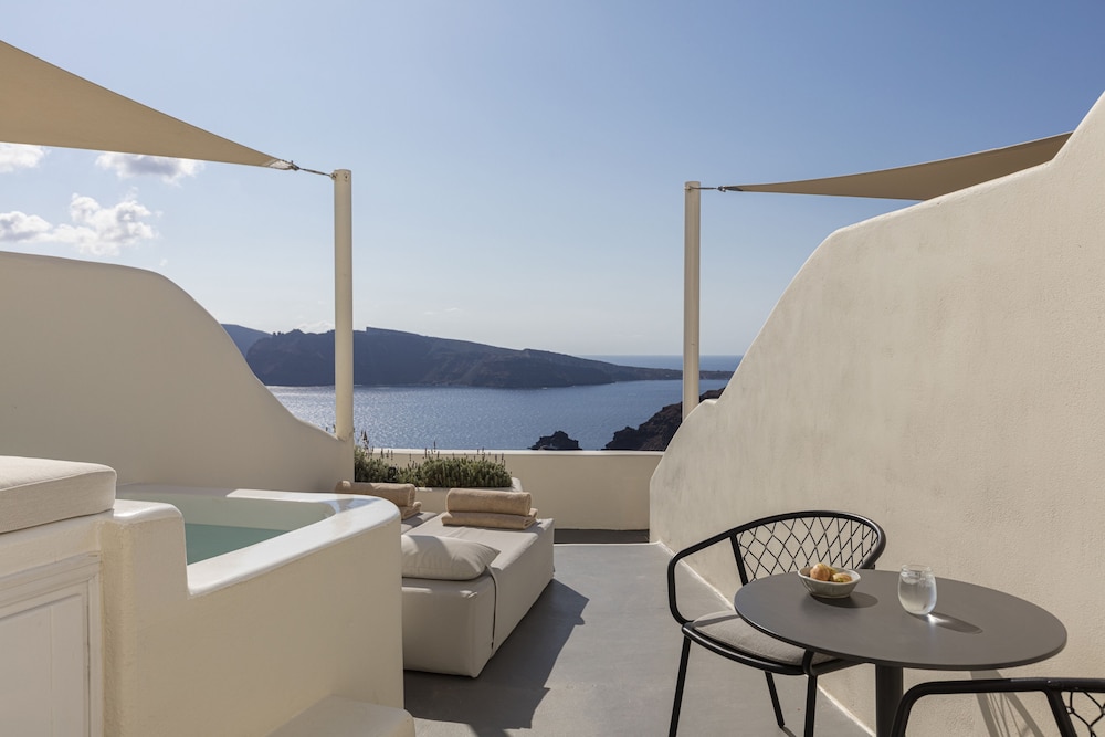 Canaves Oia Suites - Small Luxury Hotels of the World — Hotel rooms in Oia, South Aegean