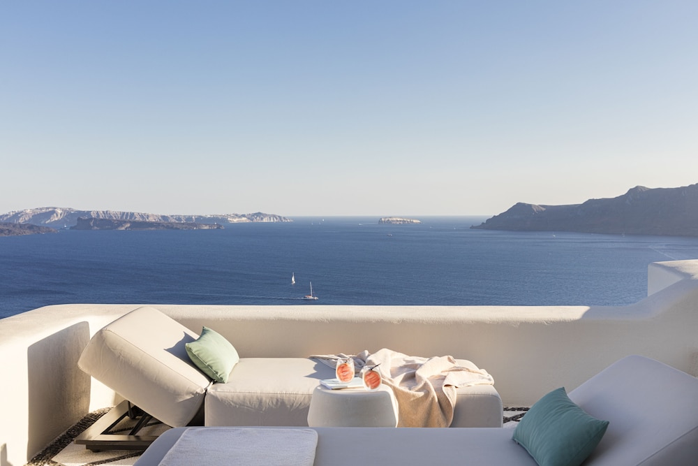 Canaves Oia Suites - Small Luxury Hotels of the World — Hotel rooms in Oia, South Aegean