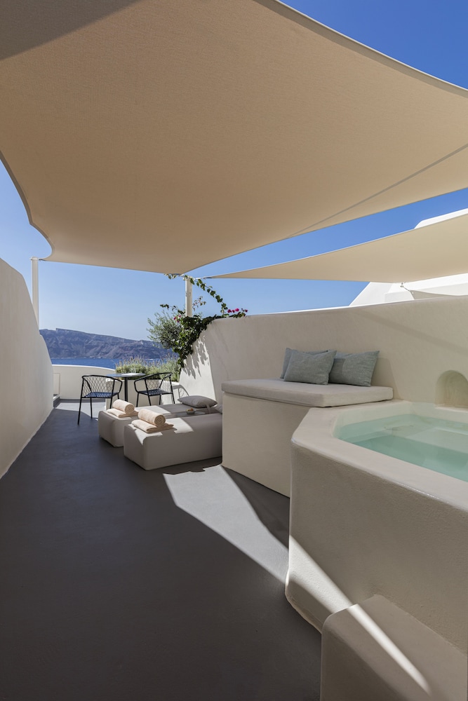 Canaves Oia Suites - Small Luxury Hotels of the World — Hotel rooms in Oia, South Aegean