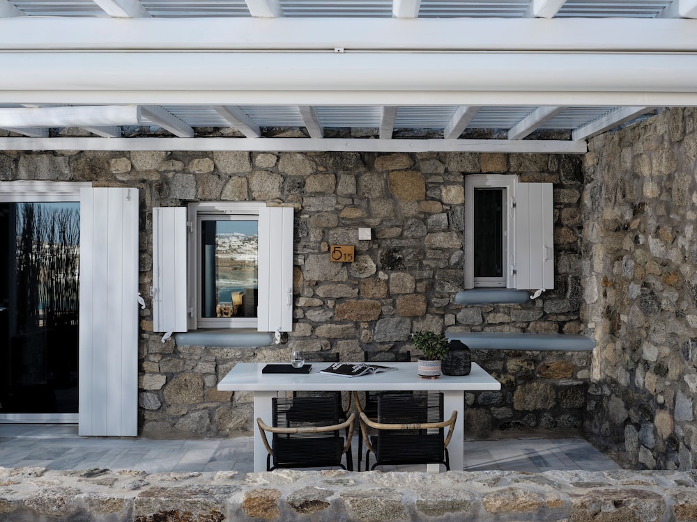 Mykonos No5 — Hotel building in Ornos, South Aegean