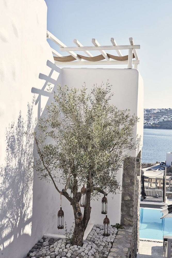 Mykonos No5 — Hotel building in Ornos, South Aegean