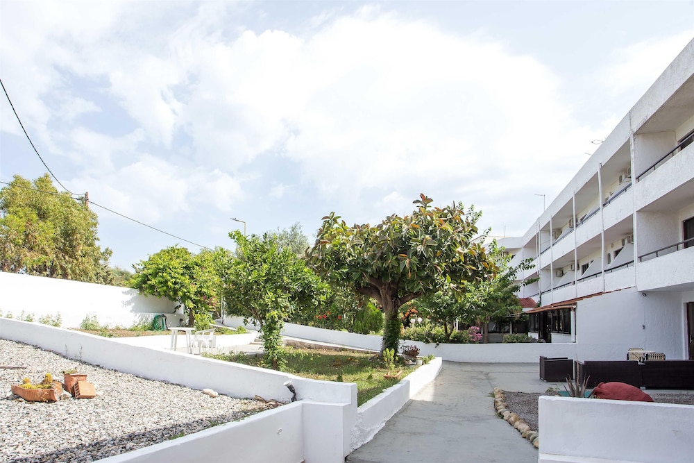 Nikos BnB — Hotel building in Faliraki, South Aegean