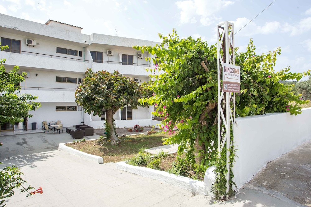 Nikos BnB — Hotel building in Faliraki, South Aegean