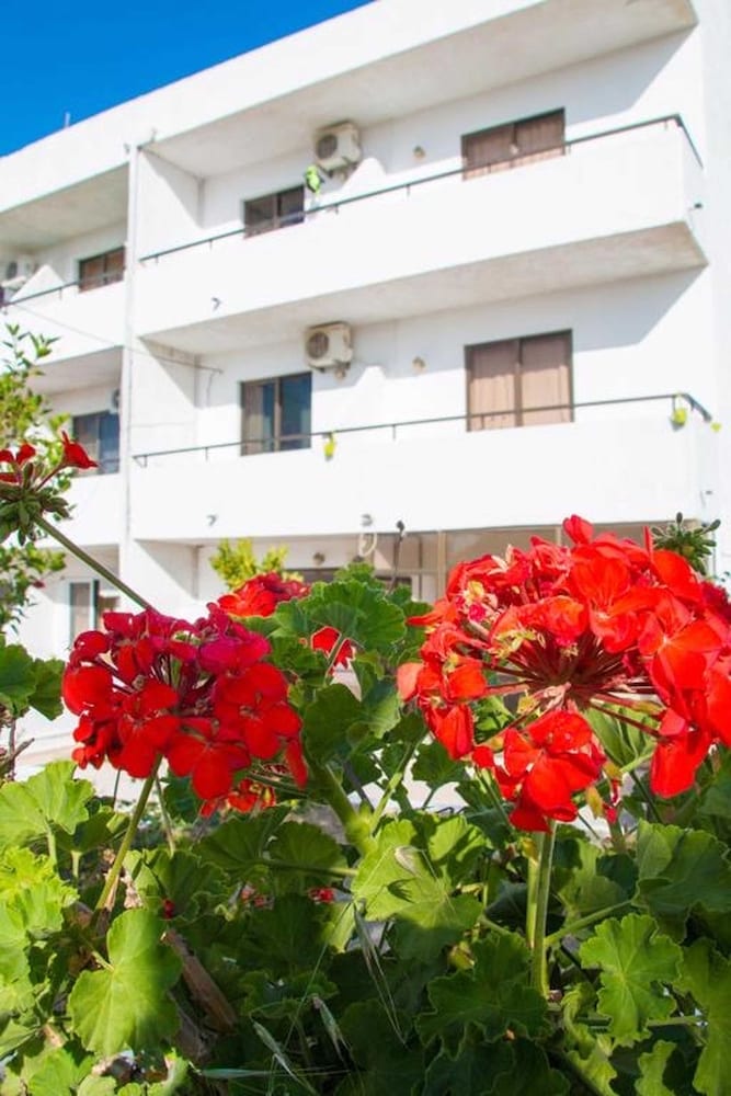 Nikos BnB — Hotel building in Faliraki, South Aegean