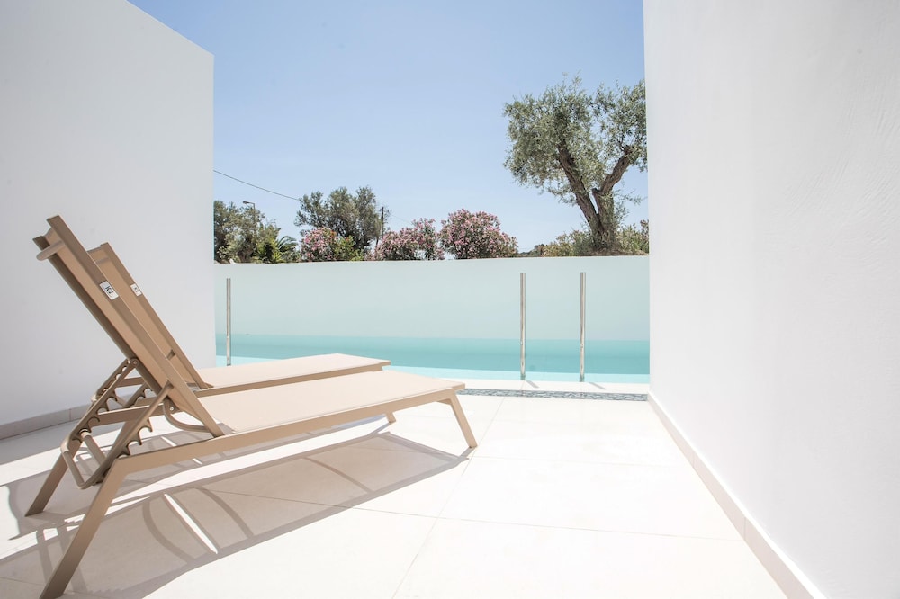 Nikos BnB — Swimming pool in Faliraki, South Aegean