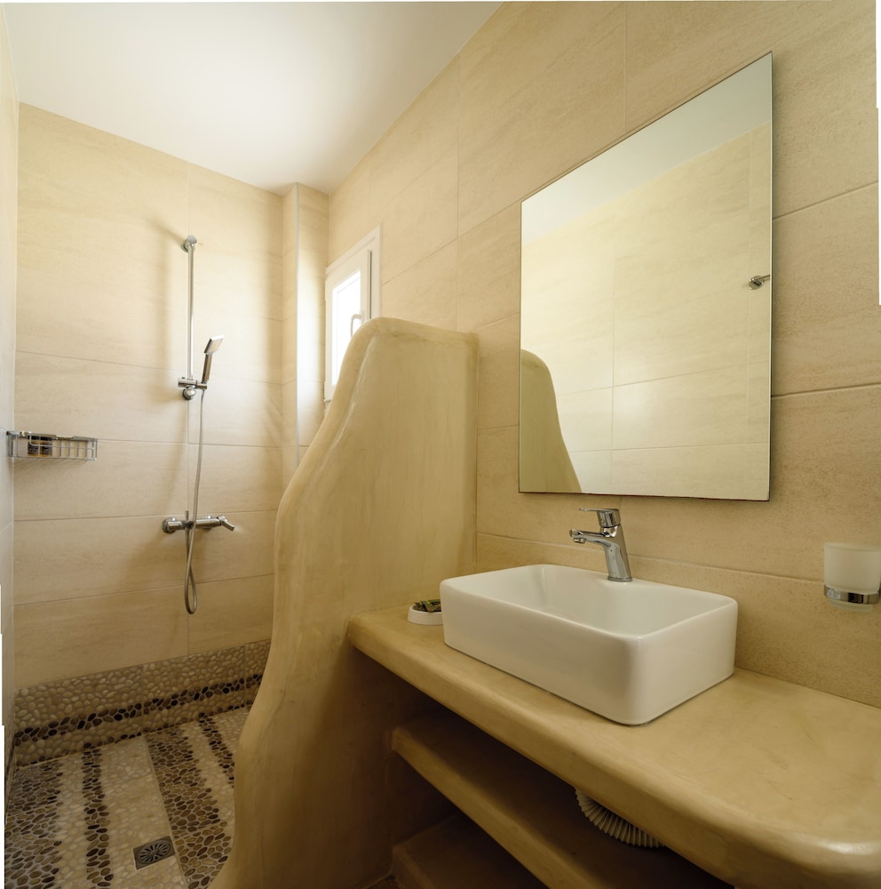 Selini Hotel — Hotel rooms in Kamari, South Aegean