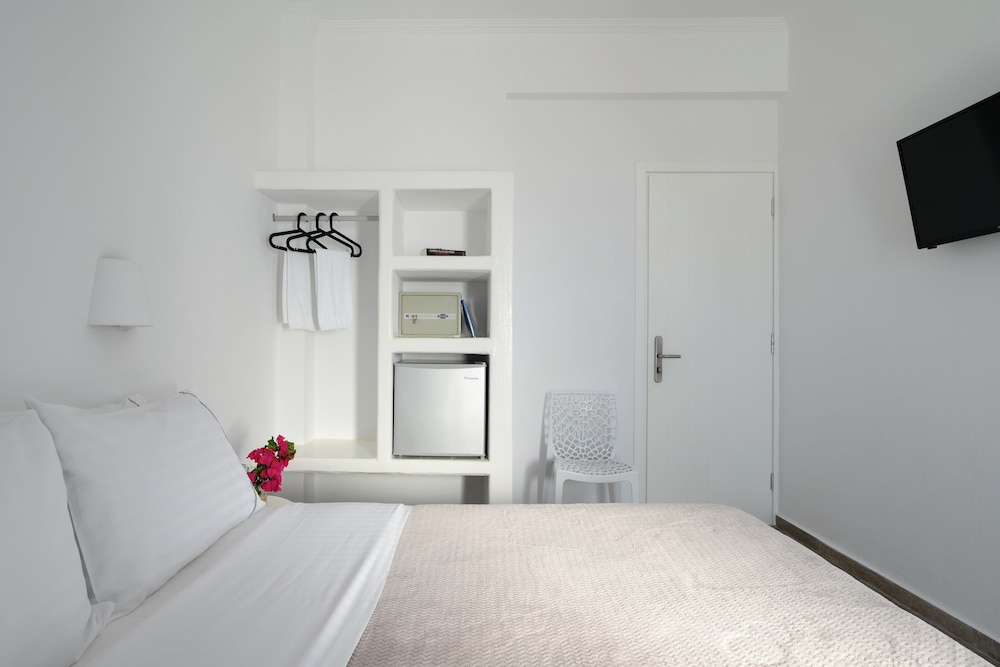 Selini Hotel — Hotel rooms in Kamari, South Aegean