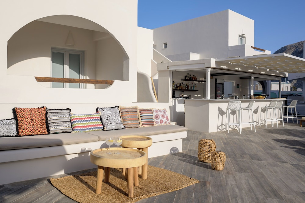 Selini Hotel — Restaurant & bars in Kamari, South Aegean